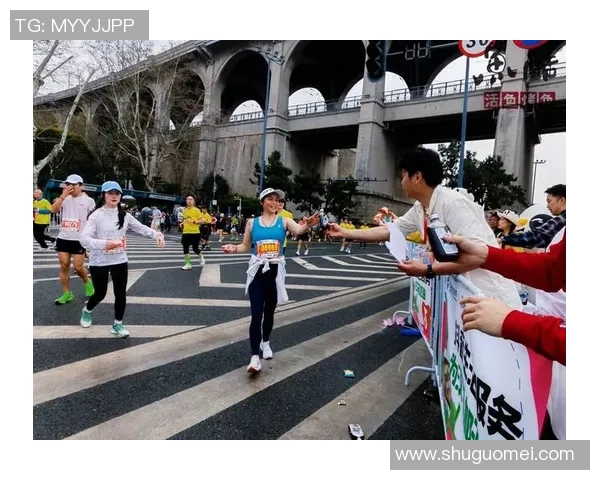 武汉街舞队在城市马拉松中的拼搏故事与奋斗精神展现 武汉街舞队在城市马拉松中的拼搏故事与奋斗精神展现